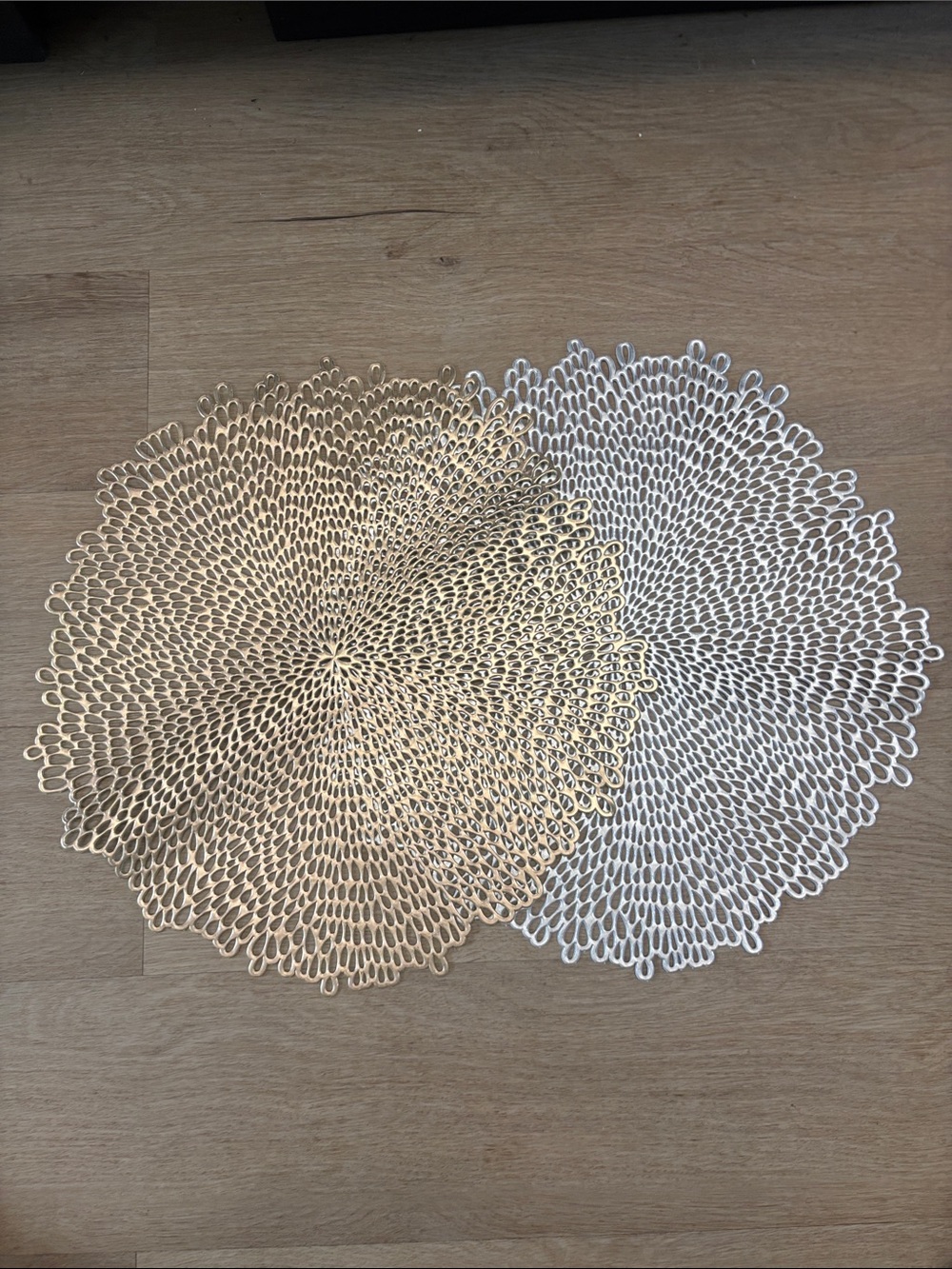 NWOT Bloom Pressed Vinyl Placemats 15.5" Round ,7 Copper & Silver Benson Mill